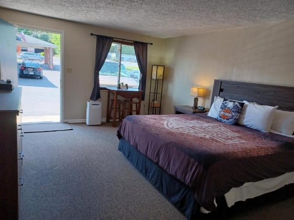 Oakland Motel image 11